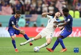 一日英超动向：曼联解雇青训教练被痛批，切尔西挖来“新内马尔”曼联解雇青训教练，裁员450人。阿莫林执教曼联，战绩不佳。奥斯梅恩将加盟切尔西，有望打破曼联单赛季进球纪录。