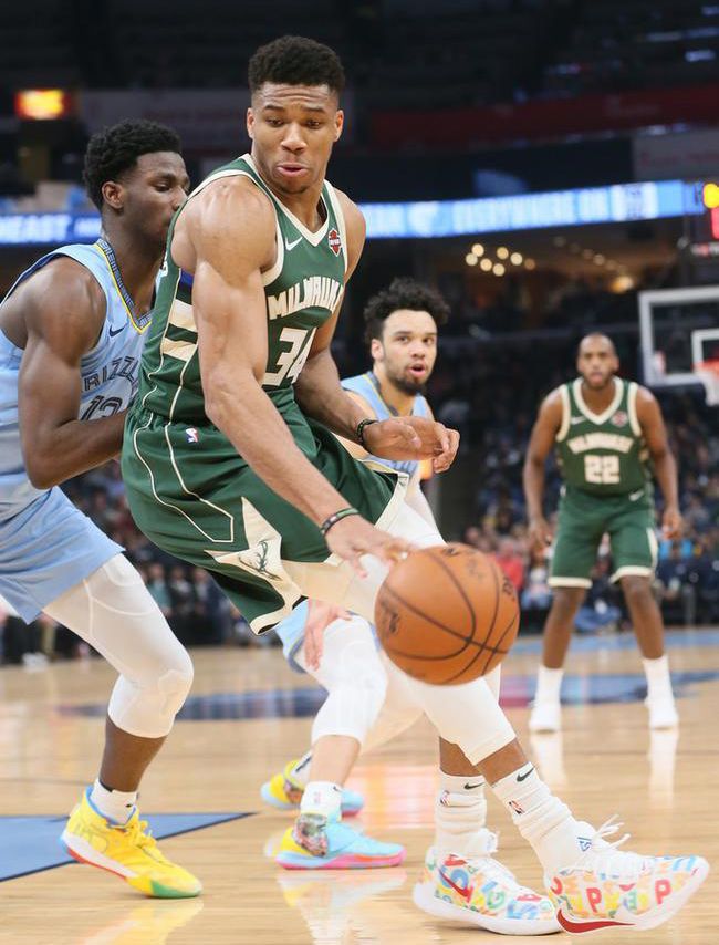 [图]段刘愚破门阿齐兹闪击 青岛西海岸2-0武汉三镇.